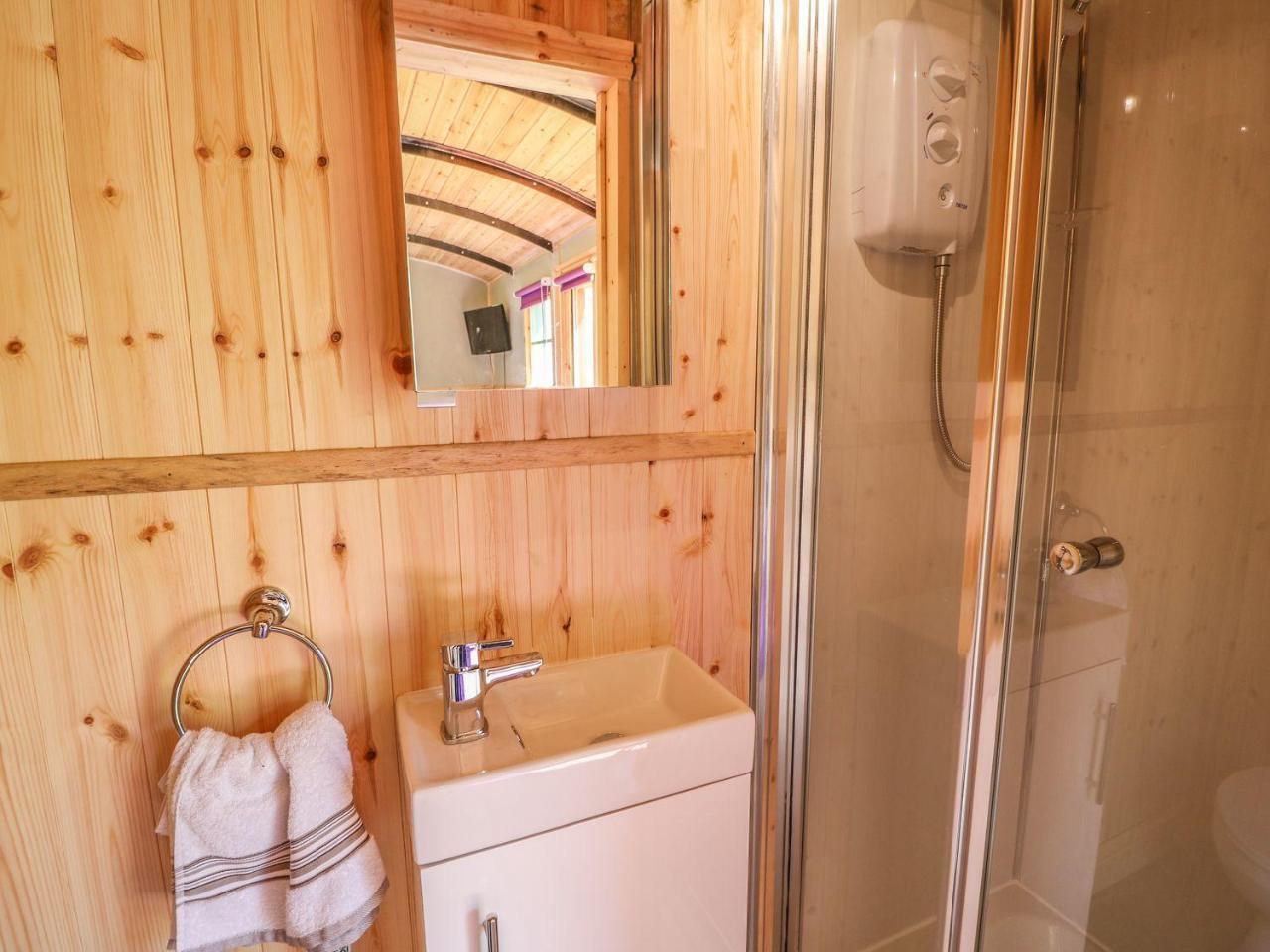 Railway Carriage Villa Abergavenny Exteriör bild